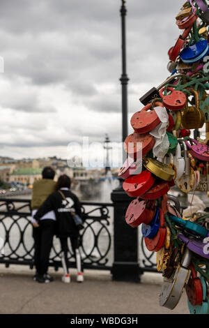 Moskau, Russland - August 1, 2019: Bäume der Liebe (Derev'ya Lyubvi) auf luzhkov am meisten in Moskau. Im Hintergrund ein Paar umarmte Unscharf Stockfoto