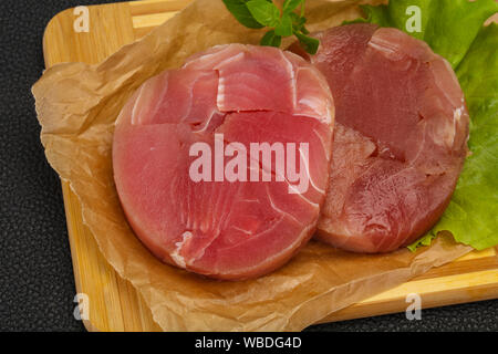 Rohen Thunfisch runde Steak bereit für Grill Stockfoto