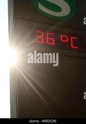 Hamburg, Deutschland. 26 Aug, 2019. Eine digitale Temperaturanzeige am Jungfernstieg S-Bahn Eingang zeigt 36 Grad Celsius am Nachmittag, wenn die Sonne scheint. Credit: Bodo Marks/dpa/Alamy leben Nachrichten Stockfoto