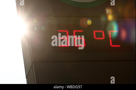 Hamburg, Deutschland. 26 Aug, 2019. Eine digitale Temperaturanzeige am Jungfernstieg S-Bahn Eingang zeigt 36 Grad Celsius am Nachmittag, wenn die Sonne scheint. Credit: Bodo Marks/dpa/Alamy leben Nachrichten Stockfoto