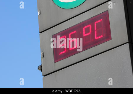 Hamburg, Deutschland. 26 Aug, 2019. Eine digitale Temperaturanzeige am Jungfernstieg S-Bahn Eingang zeigt 36 Grad Celsius am Nachmittag, wenn die Sonne scheint. Credit: Bodo Marks/dpa/Alamy leben Nachrichten Stockfoto