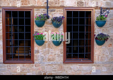 Alte Häuser mit Blumen dekoriert in Antalya Stockfoto