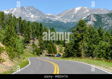 Sommer Mountain Road - ein Sommer der Wicklung Fall River Road, mit hohen Gipfeln der Mumie Bereich hoch aufragenden im Hintergrund, Rocky Mountain National Park. Stockfoto