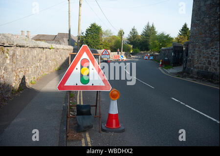 Straße Arbeit Zeichen in Großbritannien Dorf Stockfoto