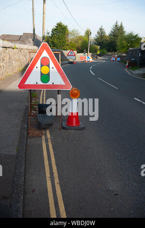 Straße Arbeit Zeichen in Großbritannien Dorf Stockfoto