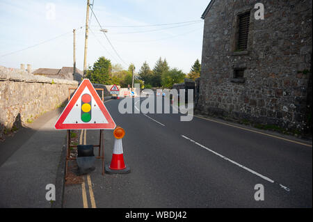 Straße Arbeit Zeichen in Großbritannien Dorf Stockfoto