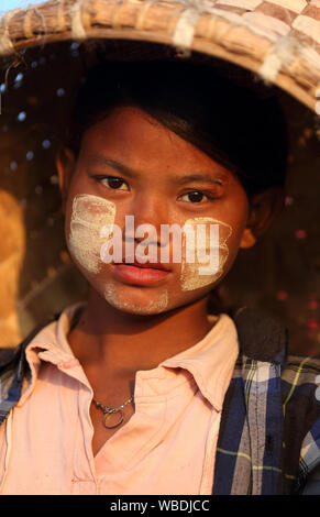 Junge schöne burmesischen Frau mit Thanaka in Mandalay, Myanmar Stockfoto