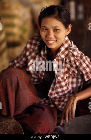 Junge schöne burmesischen Frau mit Thanaka in Mandalay, Myanmar Stockfoto