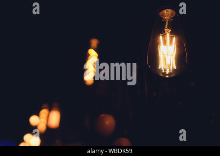 DIY Licht leuchten Hängeleuchten von Gläsern gemacht Stockfoto