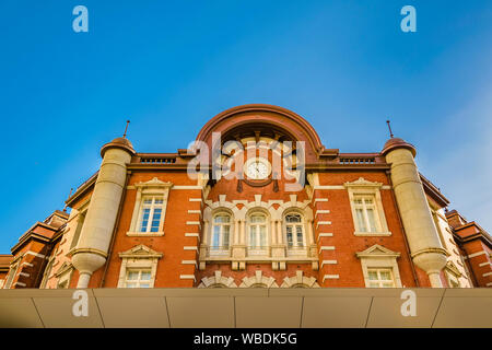 Niedrigen winkel Detailansicht Fassade des berühmten alten Gebäude im Bahnhof von Tokio, Japan Stockfoto