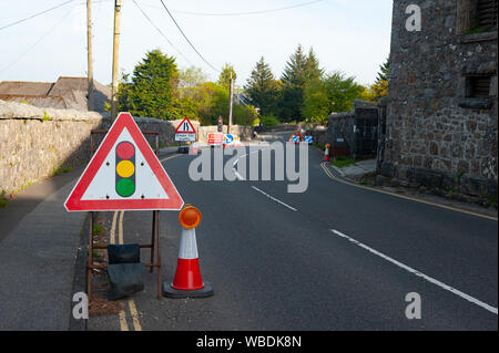 Straße Arbeit Zeichen in Großbritannien Dorf Stockfoto