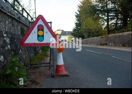 Straße Arbeit Zeichen in Großbritannien Dorf Stockfoto