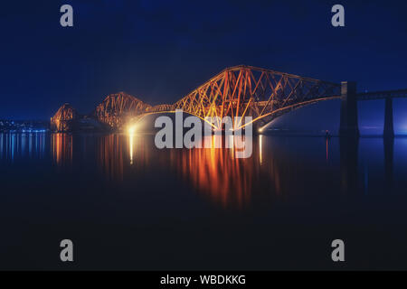 Nacht Blick auf die Forth Rail Bridge, die Welten, die längste Brücke. August 2019. Schottland, Vereinigtes Königreich Stockfoto