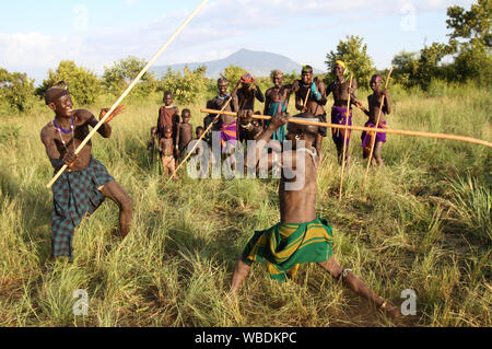 Mursi Krieger während eines stick Kampf in Mago National Park, untere Omo Valley, Äthiopien Stockfoto