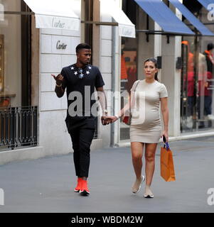 Mailand, Italien. 26 Aug, 2019. Mailand, Keita Klingenwechsel und Simona Guatieri schwanger im Zentrum Keita Klingenwechsel nationalen Stürmer Senegal, ex-Inter jetzt in der französischen Meisterschaft MONACO, und der Companion SIMONA GUATIERI Spaziergang am Nachmittag durch die Straßen des Zentrums. Sie ist 7 Monate schwanger und erwartet ein Baby. und nahm von einen Tag der Entspannung von Ihrem Freund KEITA KLINGENWECHSEL begleitet zu werden Shopping in einigen Boutique in der Via Montenapoleone zu gehen, bevor sie nach Hause - Kreditkarten: Unabhängige Fotoagentur Srl/Alamy leben Nachrichten Stockfoto