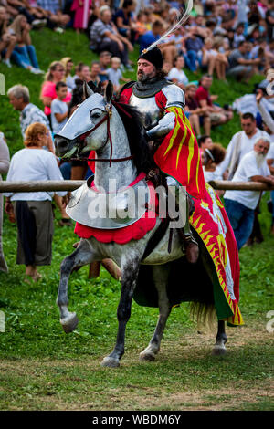 KOPRIVNICA, KROATIEN - 23. AUGUST 2019: Renaissance Festival in Koprivnica, Kroatien. Einer der größten Renaissance Festivals in Europa. Mittelalterliche Ritter rid Stockfoto