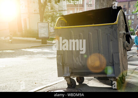 Öffentlichen Papierkorb Papierkorb in Stadt und Straße. Stockfoto