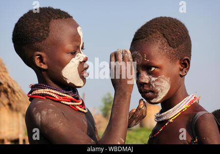 Schöne tribal Karo Mädchen in Koricho, untere Omo Valley, Äthiopien Stockfoto