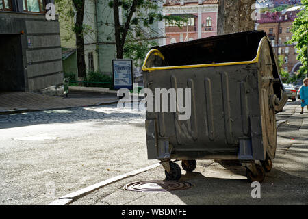 Öffentlichen Papierkorb Papierkorb in Stadt und Straße. Stockfoto