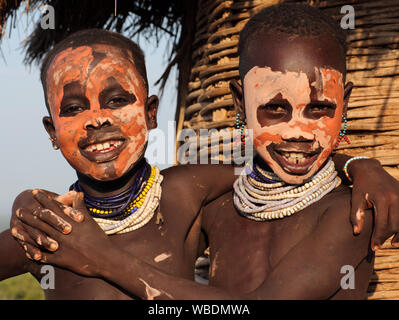 Schöne tribal Karo Mädchen in Koricho, untere Omo Valley, Äthiopien Stockfoto