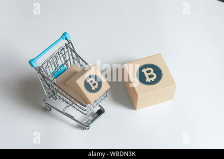 Box mit Bitcoin im Warenkorb Stockfoto