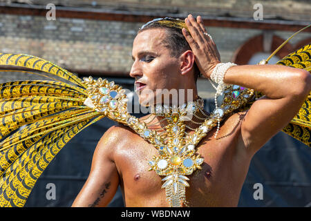 Eine Parade pariticpant durchführen bei Notting Hill Carnival am 26. August 2019 Stockfoto