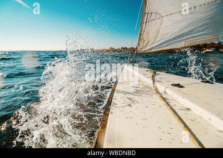 Wellen auf einer yawl an einem windigen, sonnigen Tag Stockfoto