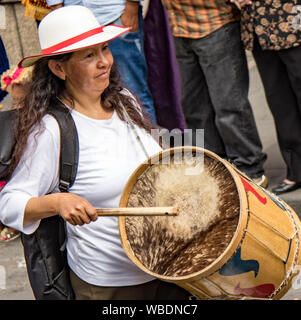 Cuenca, Ecuador Dec 24, 2017 - Frau spielt in den jährlichen Pase de Nino Christmas Parade drum Stockfoto