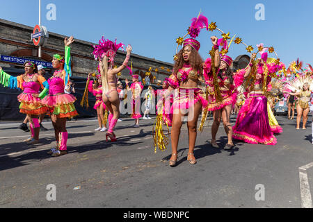 Ein Karneval Truppe auf einer Straße der Stadt, in die Westbourne Straße während der Notting Hill Carnival im August 2019 Stockfoto