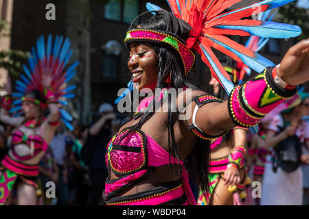 Eine Parade Teilnehmer durchführen bei Notting Hill Carnival am 26. August 2019 Stockfoto