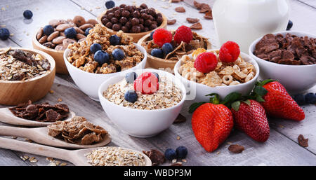 Schalen mit verschiedenen Arten von Frühstück Getreideprodukte. Stockfoto