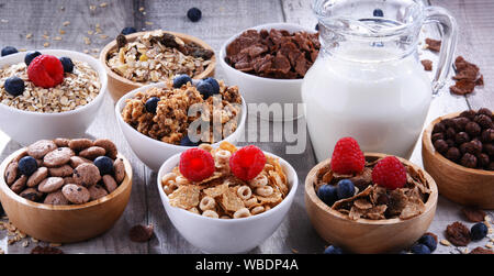 Schalen mit verschiedenen Arten von Frühstück Getreideprodukte. Stockfoto