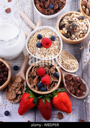 Schalen mit verschiedenen Arten von Frühstück Getreideprodukte. Stockfoto