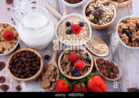 Schalen mit verschiedenen Arten von Frühstück Getreideprodukte. Stockfoto