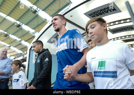 Damian Rossbach (KSC) ankommen. GES/Fußball/2. Bundesliga: Karlsruher SC - HSV Hamburg Hamburg Hamburg, 25.08.2019 Fußball: 2. Bundesliga, Karlsruhe gegen Deutschland. Hamburg, Karlsruhe, August 25, 2019 | Verwendung weltweit Stockfoto