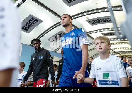 Daniel Gordon (KSC) ankommen. GES/Fußball/2. Bundesliga: Karlsruher SC - HSV Hamburg Hamburg Hamburg, 25.08.2019 Fußball: 2. Bundesliga, Karlsruhe gegen Deutschland. Hamburg, Karlsruhe, August 25, 2019 | Verwendung weltweit Stockfoto