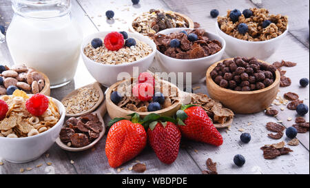 Schalen mit verschiedenen Arten von Frühstück Getreideprodukte. Stockfoto