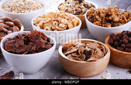 Schalen mit verschiedenen Arten von Frühstück Getreideprodukte. Stockfoto