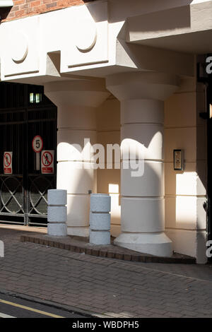 Anti obdachlose Poller, die dazu bestimmt sind, Personen schlafen unter dem Torbogen in fetter Lane, York, North Yorkshire zu stoppen. Stockfoto