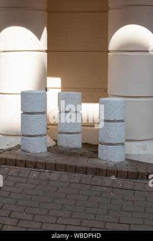 Anti obdachlose Poller, die dazu bestimmt sind, Personen schlafen unter dem Torbogen in fetter Lane, York, North Yorkshire zu stoppen. Stockfoto