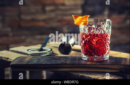 Cocktail Negroni auf einer alten hölzernen Brett. Getränk mit Gin, Campari, Martini Rosso und orange Stockfoto