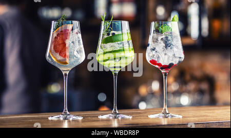 Gin Tonic Cocktails in Weingläser auf Theke in Pup oder Restaurant Stockfoto