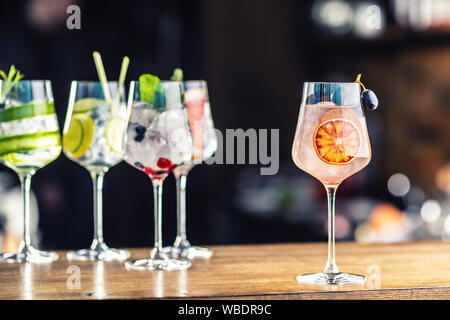 Gin Tonic Cocktails in Weingläser auf Theke in Pup oder Restaurant Stockfoto