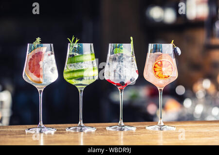 Gin Tonic Cocktails in Weingläser auf Theke in Pup oder Restaurant Stockfoto