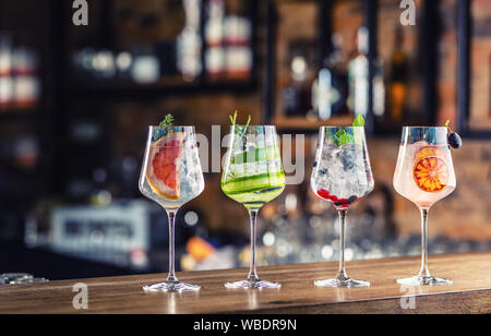 Gin Tonic Cocktails in Weingläser auf Theke in Pup oder Restaurant Stockfoto