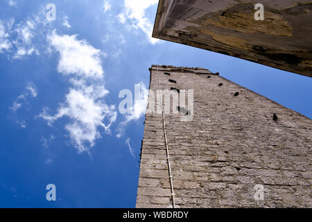 Grundriss der römischen Turm in Baska Voda, Kroatien. Blauer Himmel mit weißen Wolken im Sommer Tag. Stockfoto
