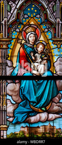 Buntglasfenster mit der Darstellung der Jungfrau Maria mit dem Jesuskind in der Kathedrale St. Elisabeth (Dóm svätej Alžbety) in Košice, Slowakei. Stockfoto