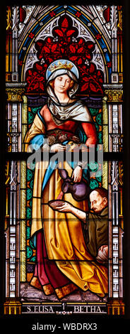 Glasfenster mit offener Hand die Heilige Elisabeth von Ungarn (Thüringen) in der Kathedrale von St. Elisabeth (Dom Svatej Alzbety). Stockfoto