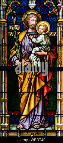 Glasfenster St. Josef mit dem Jesuskind in der Kathedrale von St. Elisabeth (Dom Svatej Alzbety). Stockfoto
