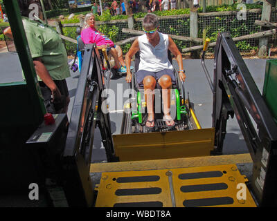 Frau im Rollstuhl boarding Serengeti Express in Busch Gardens Tampa, USA, Juni 20, 2019, © katharine Andriotis Stockfoto